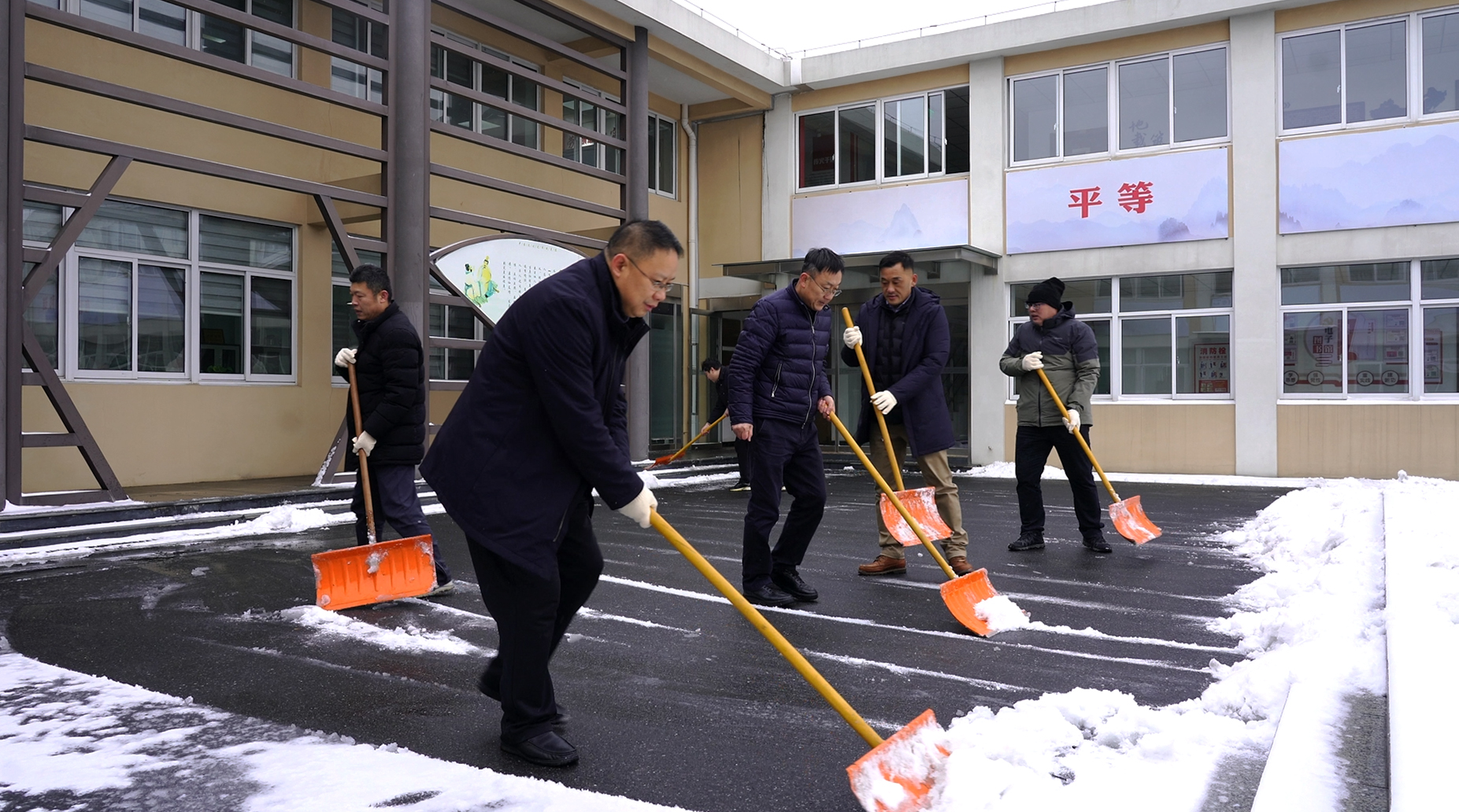 隧道公司迎战雪天 吹响除雪“集结号”