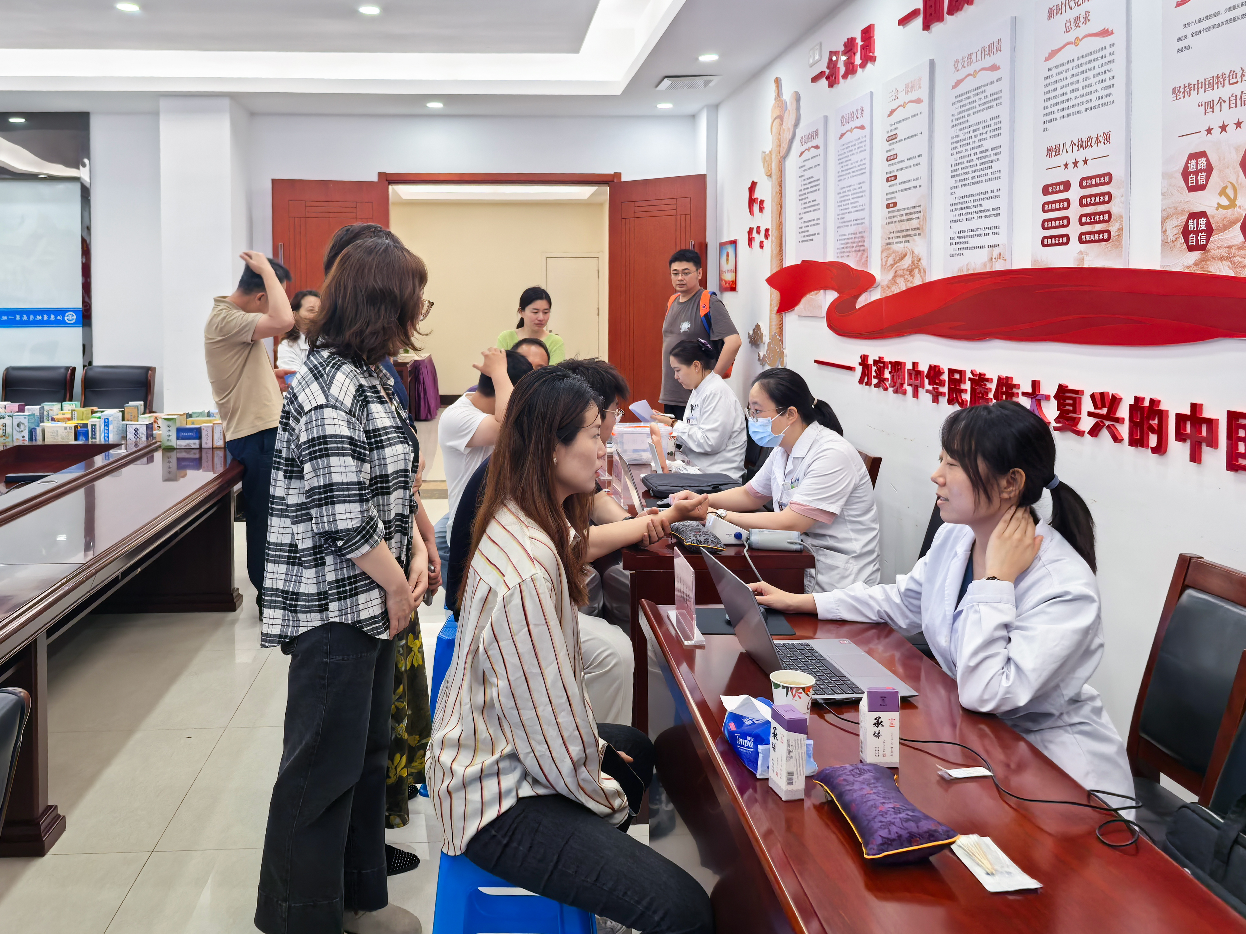 隧道公司与地质一队联合开展“爱心义诊暖人心 健康护航伴同行”职工健康义诊活动