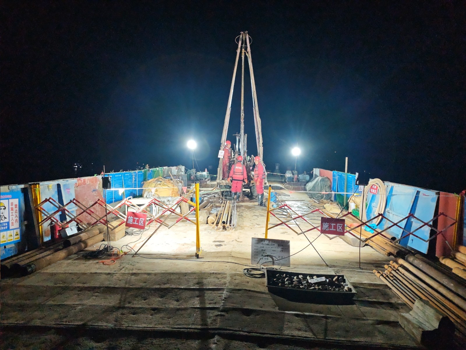 图10 水上标准化钻探.jpg