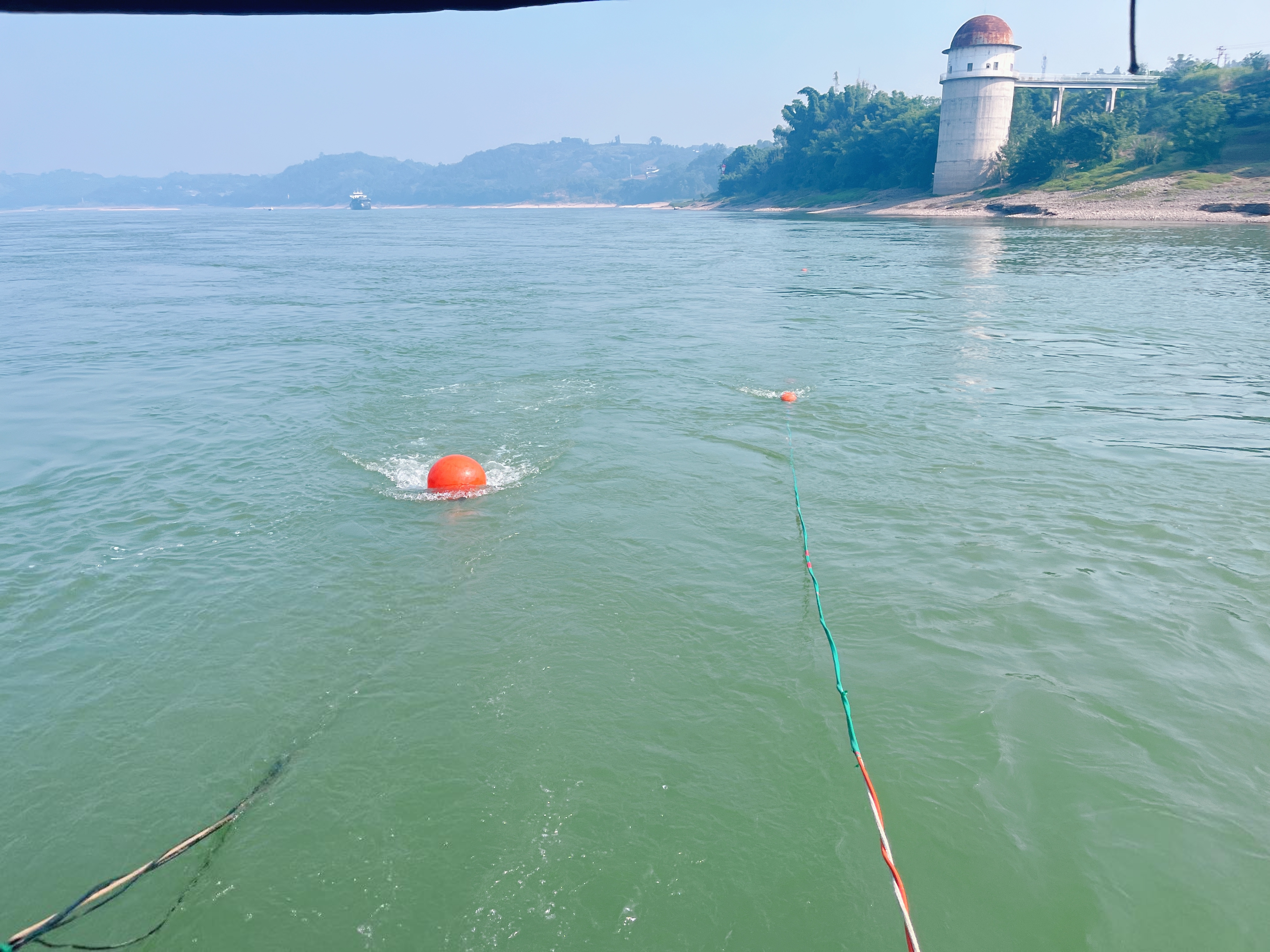 图7 水上地震数据采集.jpg