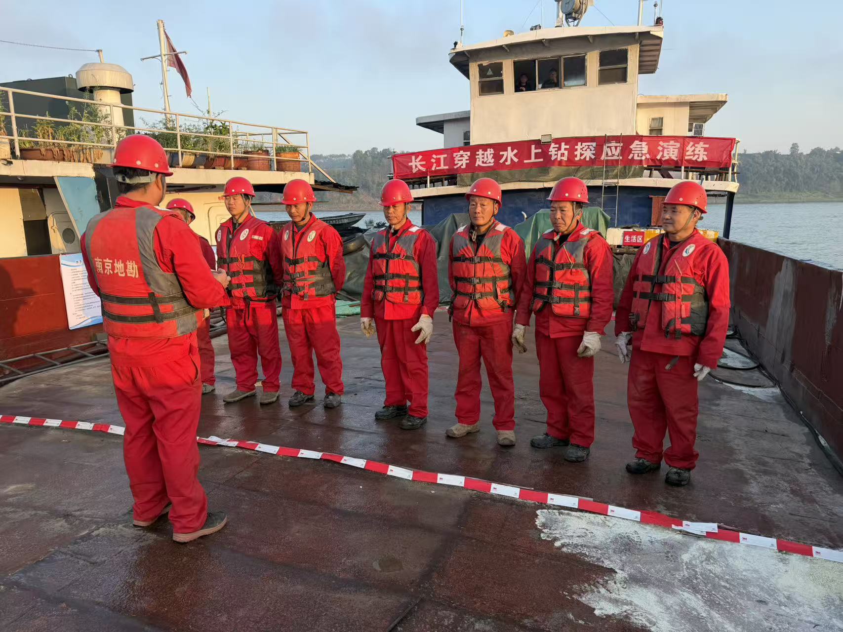 图9 水上钻探安全宣贯.jpg